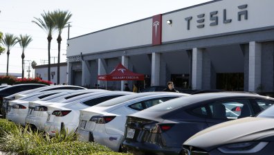 Близките на катастрофирал с електромобил ще търсят обезщетение от Tesla