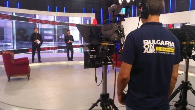 Новини на всеки час и експертните коментари за изборния ден