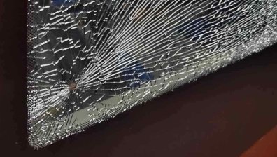 Един и същ човек е стрелял по автобусите в Добрич? Сачмата е влязла през прозореца