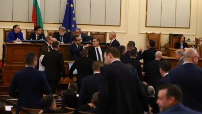 Скандал в парламента: Депутатите от БСП и "Възраждане" почти се сбиха (ОБНОВЕНА)