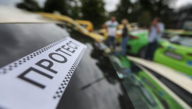 Расте недоволството от организацията на движението в София, таксита блокираха центъра