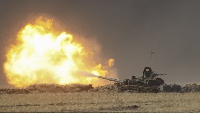 Танкове, бронетранспортьори и много военни - мащабни учения в Русия (+ВИДЕО)