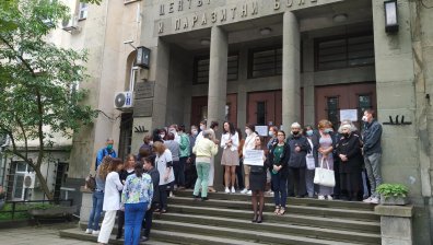 Нов протест в подкрепа на проф. Кантарджиев, колегите му го засипаха със суперлативи