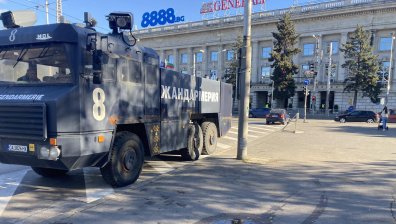 Водно оръдие чака протестиращи пред Националния стадион, идват фенове от цялата страна