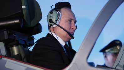 Путин "управлява" боен Як-130, разкри пред студентки тайната на здравето си