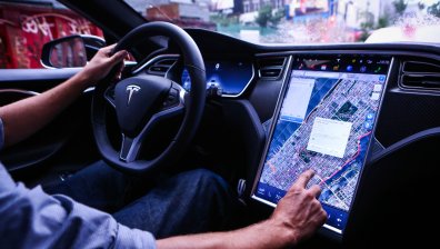 Илън Мъск призна: Автопилотът на Tesla не е кой знае колко добър