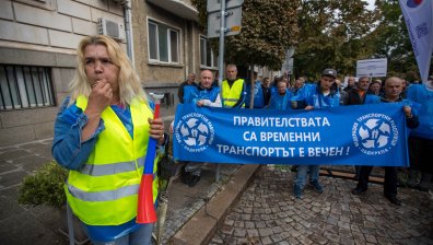 Работници в столичния градски транспорт протестират пред общината