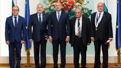 Президентът Радев удостои с държавни отличия изтъкнати българи в 3 области