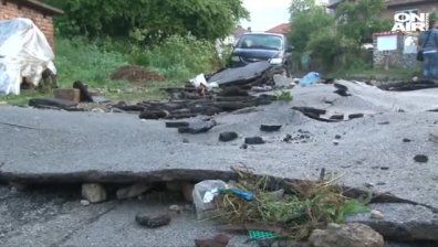 Над 20 къщи в Котел са наводнени, бедственото положение остава