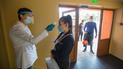 Матурата по БЕЛ в столично училище: Термометри, маски, шлемове