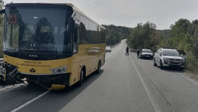 Моторист загина, след като се заби в училищен автобус с 37 деца