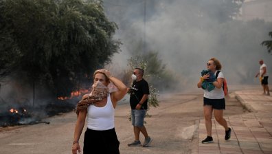 Гърция остава в плен на пожарите, изгорели са 10 000 хектара земя
