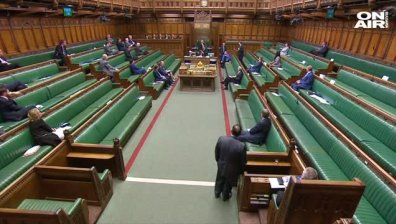 Пробив по Brexit - не, пробив в тавана - да. Протече зала в британския парламент