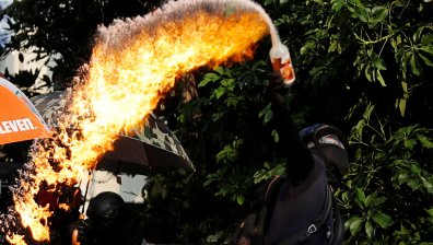 Нови протести в Хонконг, полицията използва водни оръдия