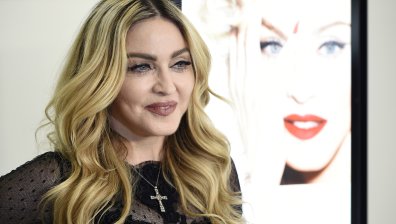 Мадона и Бритни Спиърс повтарят легендарната си целувка на сцената?