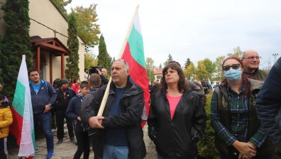 Село Лозен на протест срещу бъдеща ферма за ларви: Въздухът ще бъде замърсен!