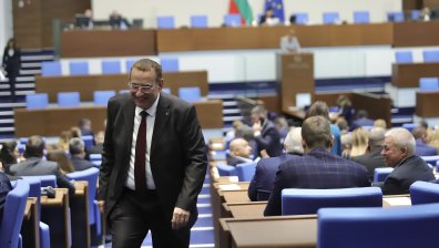 ДПС изключи от състава си Джевдет Чакъров и още 16 депутати