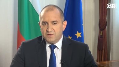 Някой тегли каруцата към автокрация, твърди Румен Радев