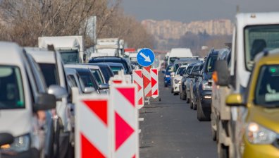 Полицаи ще регулират движението при засилен трафик в празничните дни