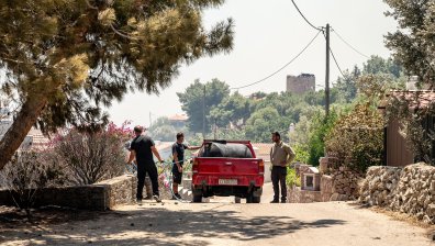 Пожарът на остров Хиос продължава да гори, къщи и посеви са унищожени