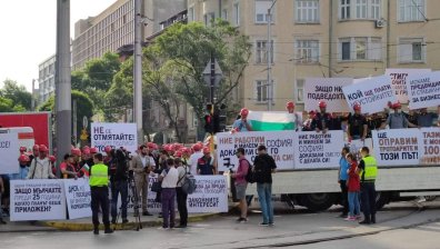 Служители на "Артекс" протестират пред ДНСК, задава се дело срещу България в Страсбург