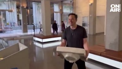 Мъск влезе в централата на Twitter с мивка в ръце