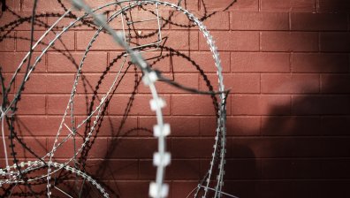 Екшън в Нигерия: 1500 затворници избягаха и подпалиха полицейско управление
