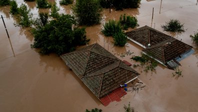 Още жертви и изчезнали в Гърция, властите предупреждават за по-интензивни наводнения
