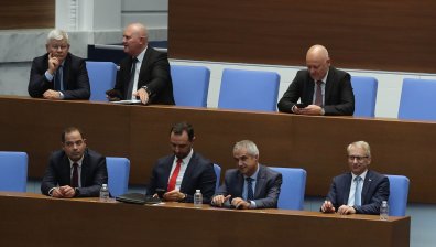 Народното събрание гласува вот на недоверие към правителството