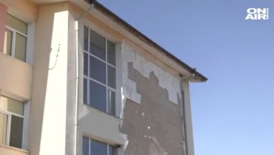 Силният вятър отнесе изолация на училище в Монтана
