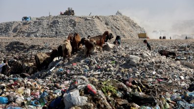 Ежедневие в океан от отломки и боклуци - тежкият живот на хората в Ивицата Газа (СНИМКИ)