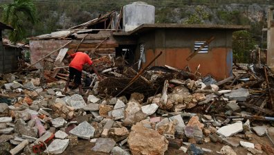 "Мелиса" остави трупове и разруха на Карибите (СНИМКИ)