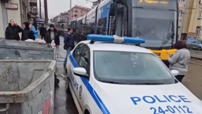 МВР разследва полицаи, спрели патрулката си на трамвайните релси (+ВИДЕО)