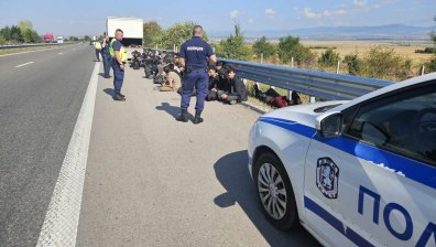 Полицията спря камион с 86 нелегални мигранти на входа на София