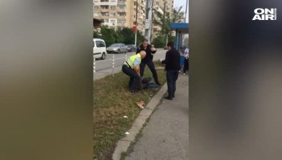 Задържаха агресивен пътник без билет в столичния трамвай №8 (ВИДЕО)