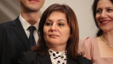Министър Сербезова: Ще се предприемат други мерки, преди да се пристъпи към онлайн обучение