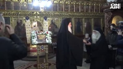 Вярващи търсят изцерение от чудотворната икона на Св. Богородица