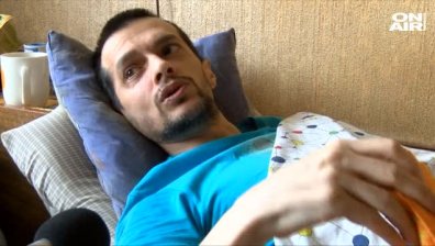 Мъж се нуждае от помощ, за да проходи отново