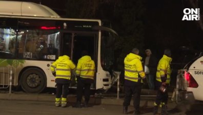 Животът на ударената от автобус жена остава в опасност