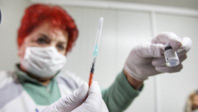 Кои групи от населението е препоръчително да си сложат адаптирана ваксина срещу Ковид-19?