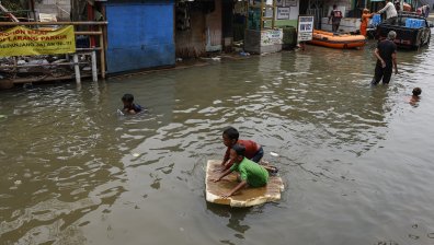 Наводнения в Индонезия отнеха живота на най-малко 16 души