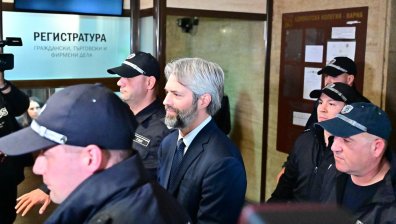 Поддръжници посрещнаха Благомир Коцев пред Съдебната палата във Варна (+ВИДЕО)