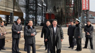 Северна Корея представи строяща се ядрена подводница