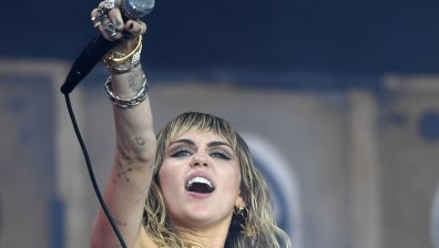 Майли Сайръс записа кавър на Nothing Else Matters с Елтън Джон