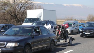 Километрична опашка в посока Перник заради катастрофа между кола и камион