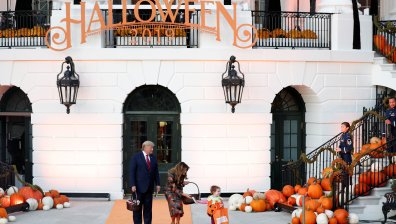 Хелоуин идва - Тръмп и Мелания раздаваха лакомства в Белия дом