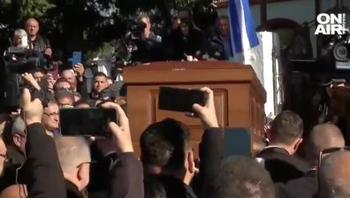 Хиляди хора и духов оркестър изпратиха Василис Карас в последния му земен път