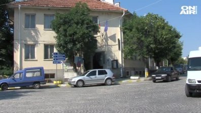 Крадци опитаха да задигнат банкомат от полицейско управление