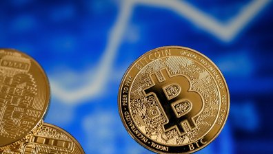 Цената на биткойна надхвърли 65 000 долара, приближава историческия си рекорд