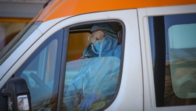 Имат ли достатъчно предпазни облекла медицините ни?